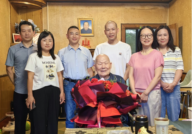 圖為黔西南州委老干部局看望慰問百歲離休干部。