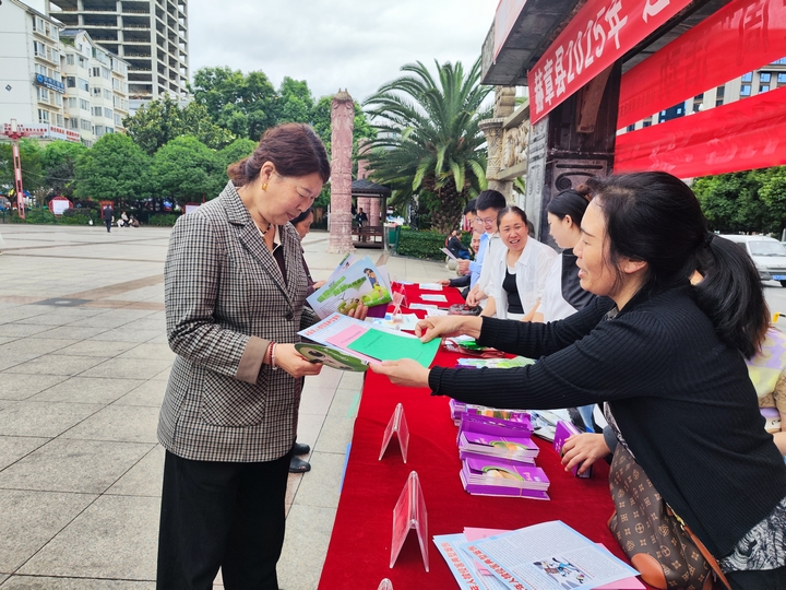 赫章縣多部門聯合開展全國節(jié)能宣傳周和全國低碳日宣傳活動。羅靜漪攝.jpg