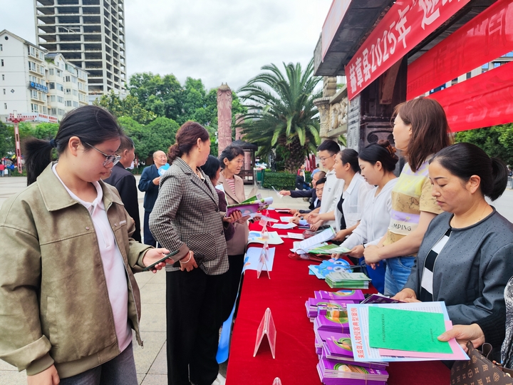 赫章縣多部門聯(lián)合開展全國節(jié)能宣傳周和全國低碳日宣傳活動(dòng)。羅靜漪攝