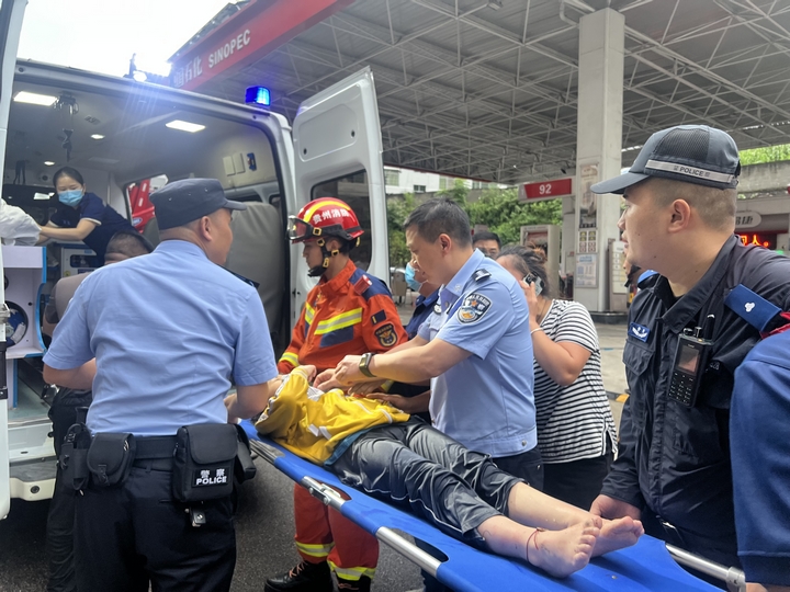 成功救出被困者并送上救護(hù)車。劍河縣消防救援大隊(duì)供圖
