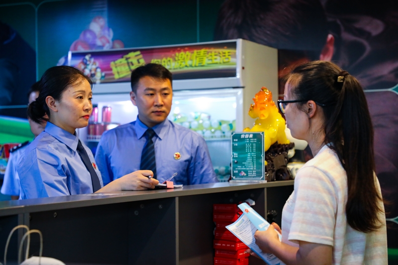 督察組檢察干警正在核實(shí)酒店入住情況。