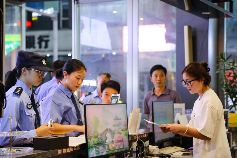督察組正在向酒店工作人員發(fā)放宣傳資料。