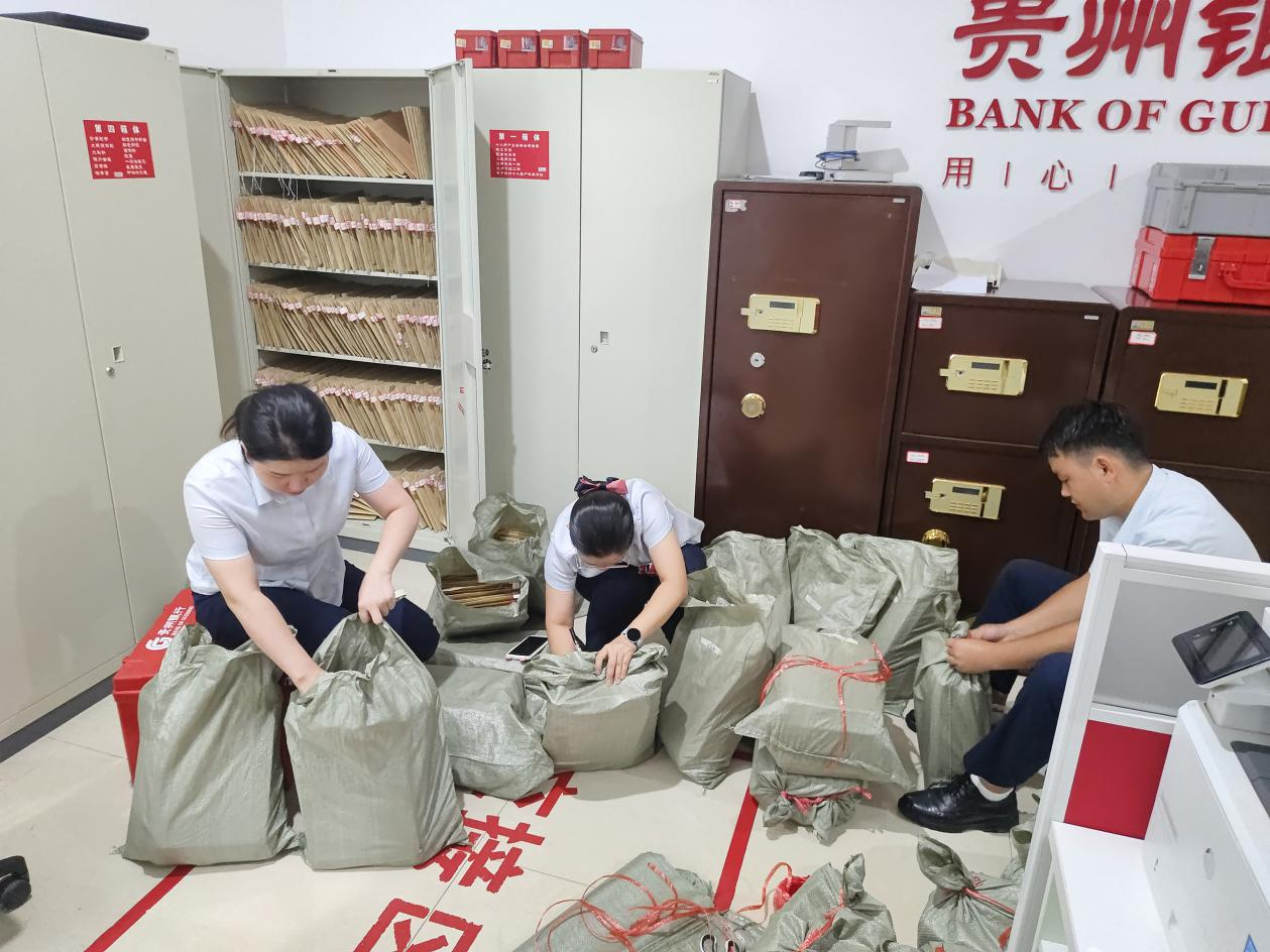 圖為榕江支行員工正在打包檔案緊急轉移。