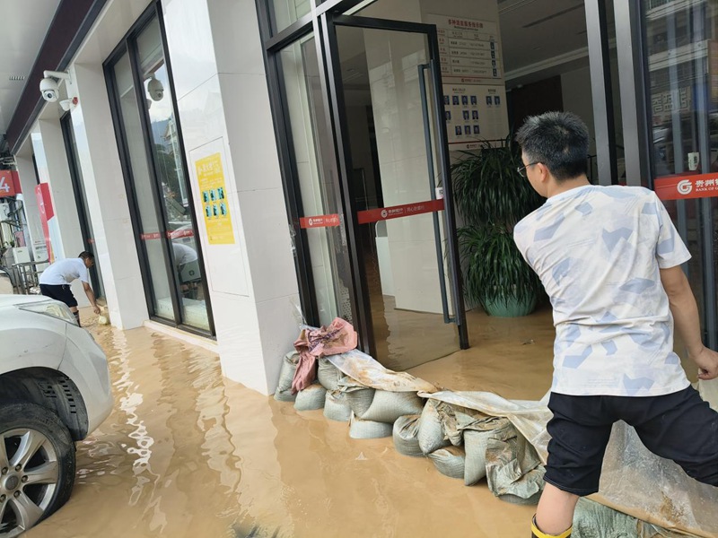 圖為遭受洪災后的榕江支行營業(yè)廳。