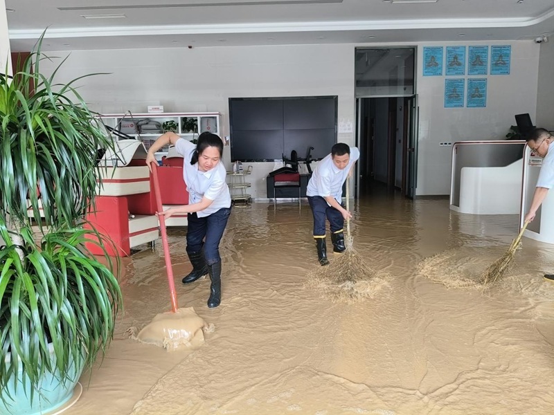 圖為榕江支行正在清理淤泥。