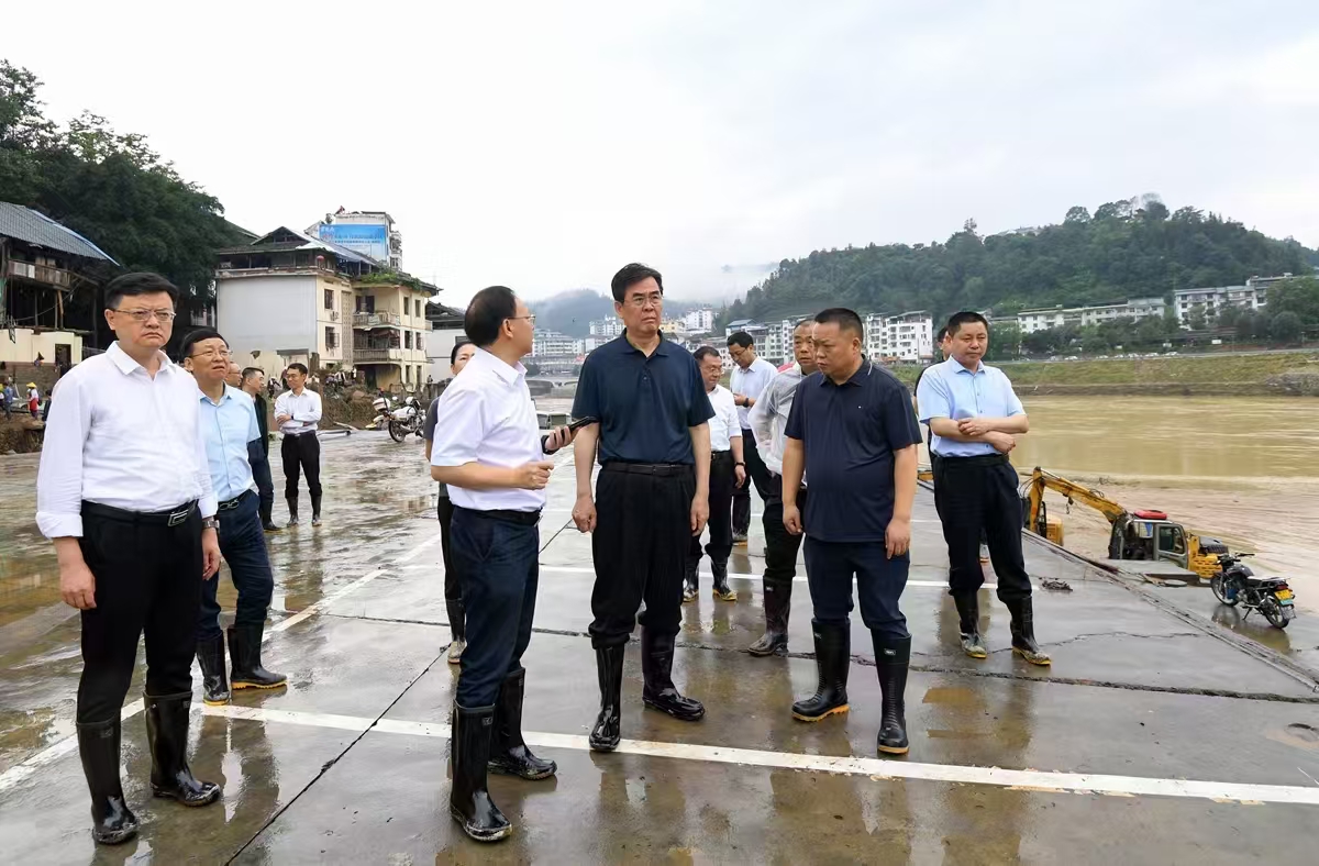 圖為李炳軍在從江縣江西農(nóng)貿(mào)市場(chǎng)實(shí)地察看受災(zāi)情況及災(zāi)后工作進(jìn)展。