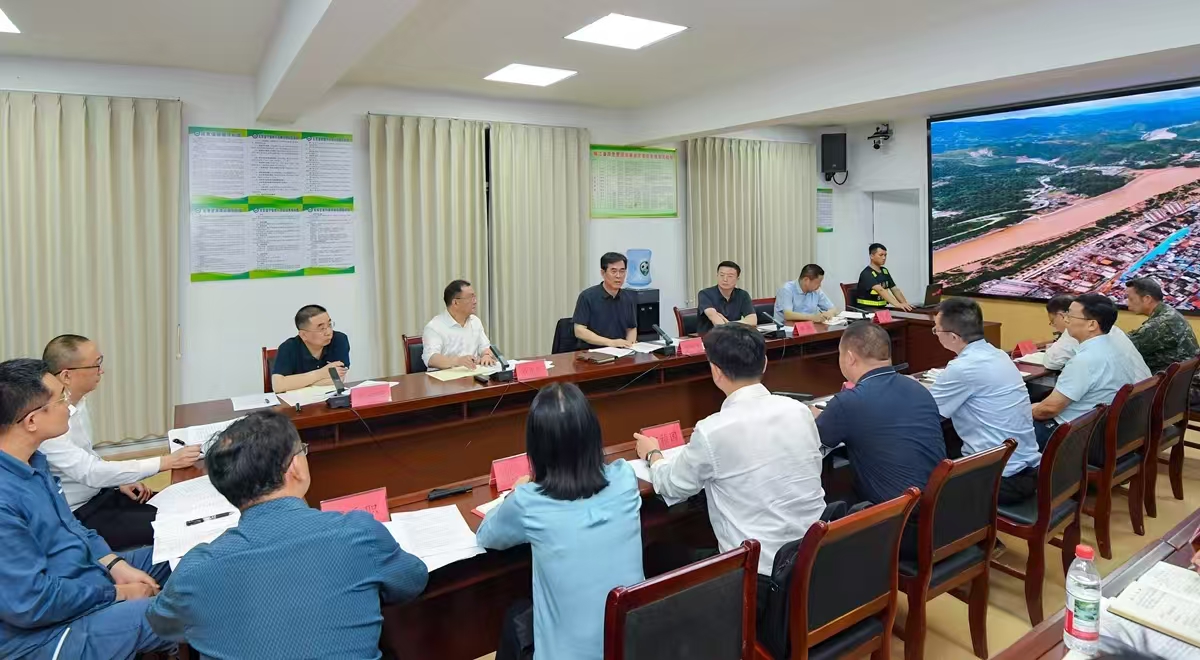 圖為李炳軍在榕江縣主持召開會(huì)議。