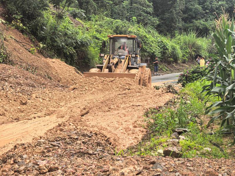 圖為貴州省交通運(yùn)輸廳組織開(kāi)展榕江縣災(zāi)毀公路搶險(xiǎn)搶通作業(yè)現(xiàn)場(chǎng)。