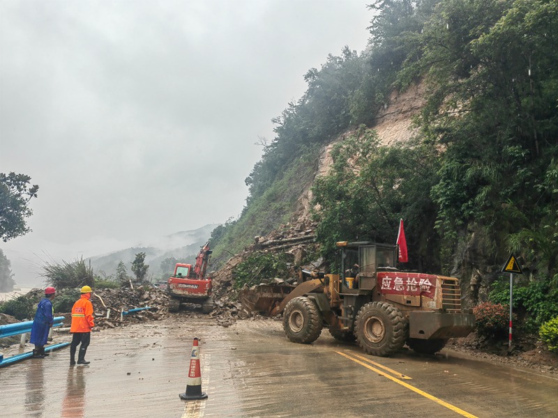 圖為貴州省交通運(yùn)輸廳組織開(kāi)展榕江縣災(zāi)毀公路搶險(xiǎn)搶通作業(yè)現(xiàn)場(chǎng)。