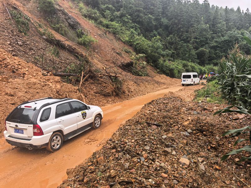 4 圖為貴州省交通運(yùn)輸廳組織開(kāi)展榕江縣災(zāi)毀公路搶險(xiǎn)搶通作業(yè)現(xiàn)場(chǎng)。