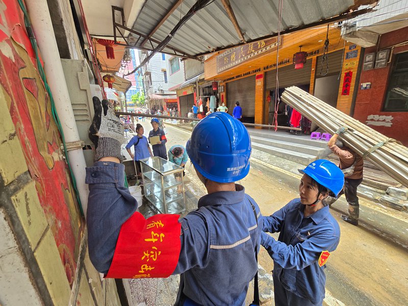在黔東南苗族侗族自治州榕江縣，南方電網(wǎng)公司搶修人員給商鋪更換新的電表。謝釋與攝