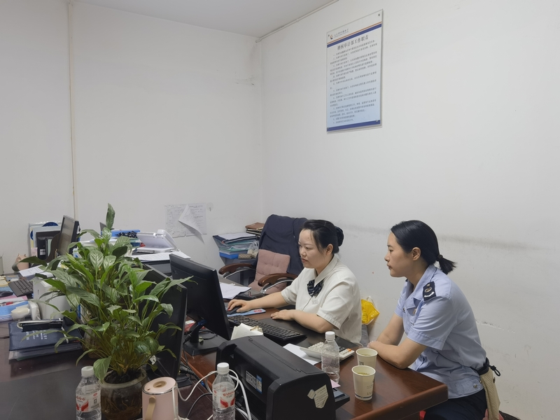 縣局年輕干部喻琴迅速趕往受災(zāi)企業(yè)輔導(dǎo)涉稅報損。
