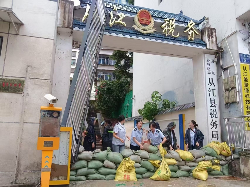從江縣局“娘子軍”用沙袋筑起防洪堤壩，抵御第二次洪峰來襲。