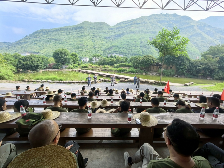 隊(duì)員們在四渡赤水實(shí)景體驗(yàn)園觀看演出。習(xí)水縣融媒體中心供圖.jpg