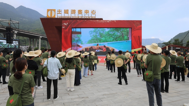 現(xiàn)場展示旅游視頻。習(xí)水縣融媒體中心供圖.jpg