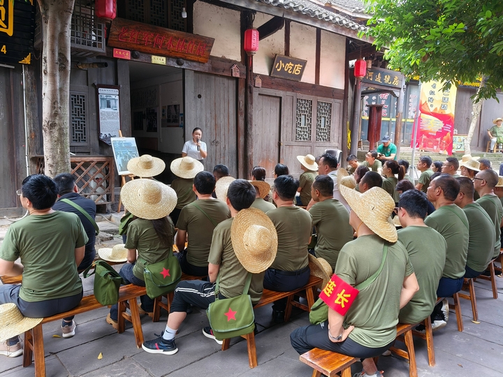 隊(duì)員們聆聽紅色故事。習(xí)水縣融媒體中心供圖.jpg