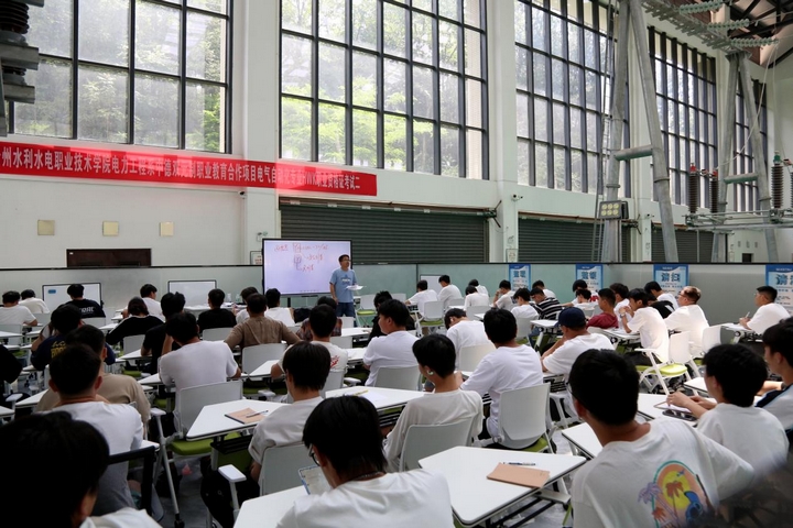教師在110千伏變電實訓基地授課（龍毅 攝）.jpg