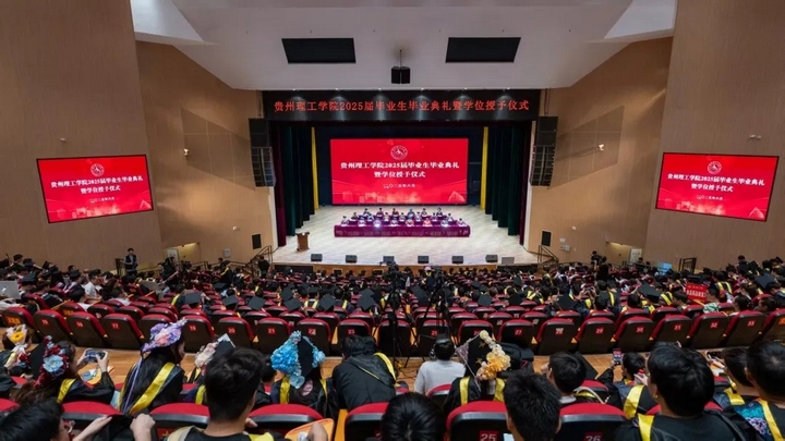 畢業(yè)典禮現(xiàn)場(chǎng).jpg