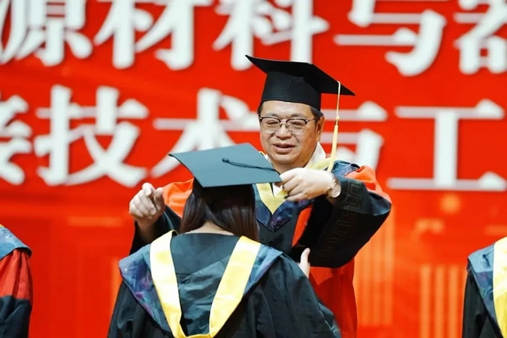 黨委書記蘇向東為畢業(yè)生撥穗.webp.jpg