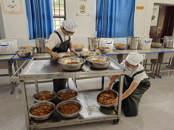赫章三中食堂人員在為學生備菜。王永勝 攝.jpg