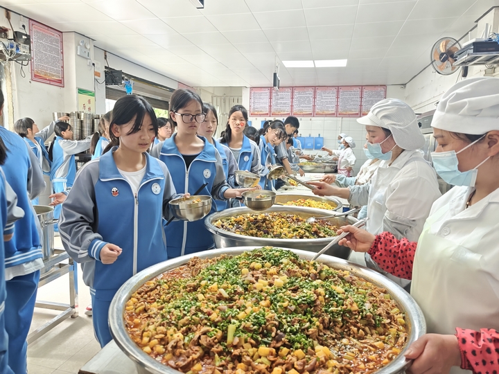 赫章縣水塘堡鄉(xiāng)田壩中學(xué)學(xué)生排隊(duì)打飯菜。張雪  攝.jpg