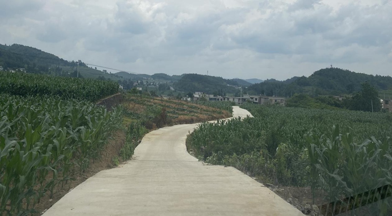 修繕完后的息烽縣石硐鎮(zhèn)何家洞村壩子邊組通組公路。