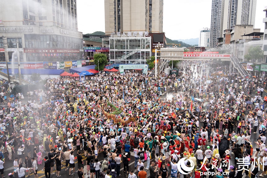 2025德江“水龍節(jié)”活動(dòng)現(xiàn)場。人民網(wǎng)記者 涂敏攝
