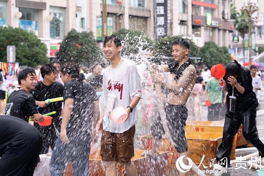 2025德江“水龍節(jié)”活動(dòng)現(xiàn)場(chǎng)。人民網(wǎng)記者 涂敏攝