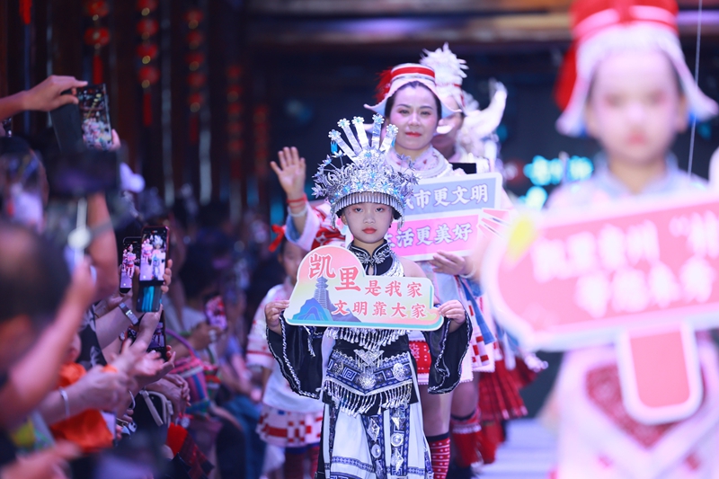小朋友在貴州“村T”現(xiàn)場走秀。