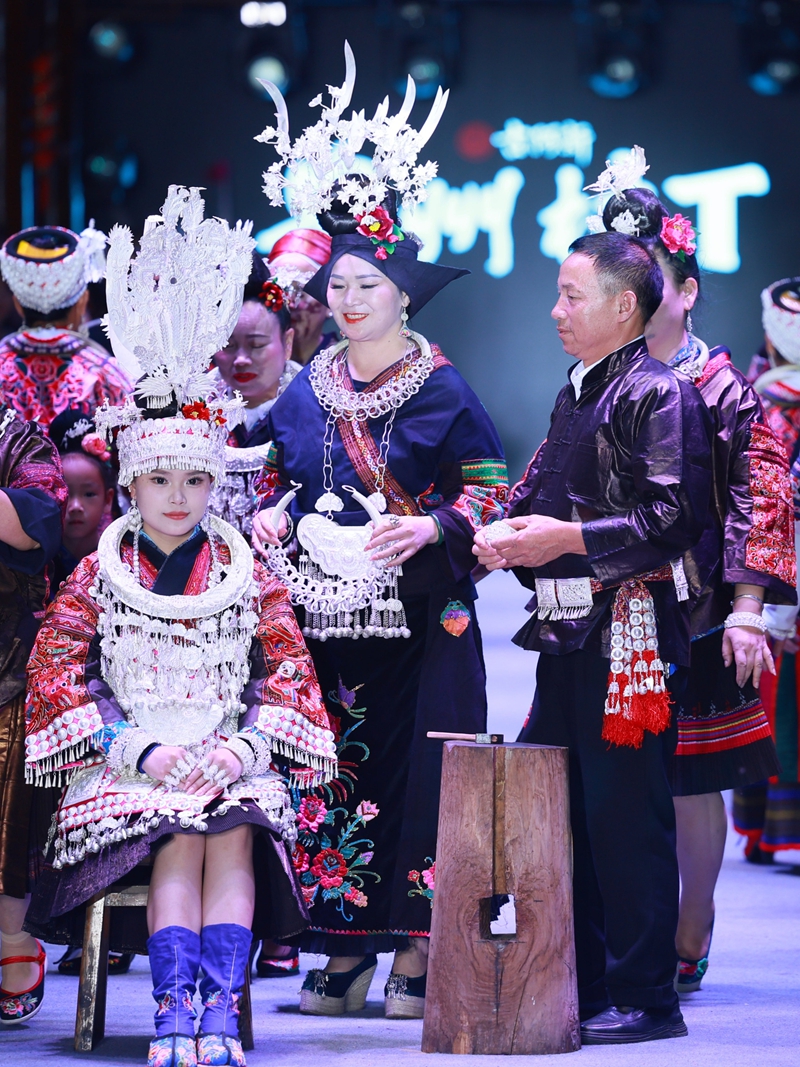 苗族村民在貴州“村T”舞臺(tái)現(xiàn)場(chǎng)演繹苗族姑娘出嫁場(chǎng)景。