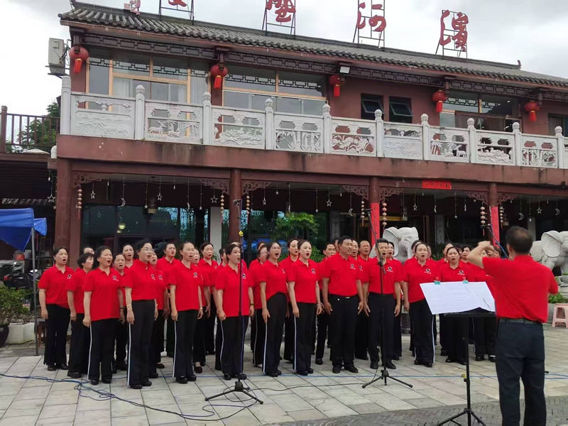 印山社區(qū)文藝宣傳隊(duì)大合唱《歌唱祖國》《和諧中國》《燈火里的中國》。