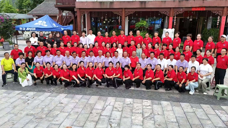 紫云印山社區(qū)文藝宣傳隊與平壩樂友群藝隊演出人員合影。