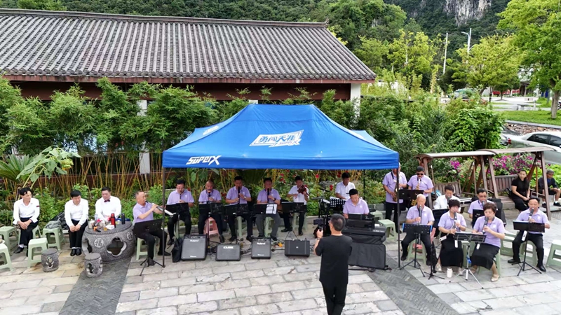 安順市平壩樂友群藝隊管樂演奏《軍歌連奏》。