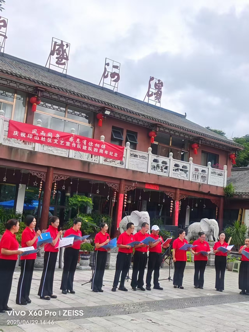 詩歌朗誦《月光下的中國》。