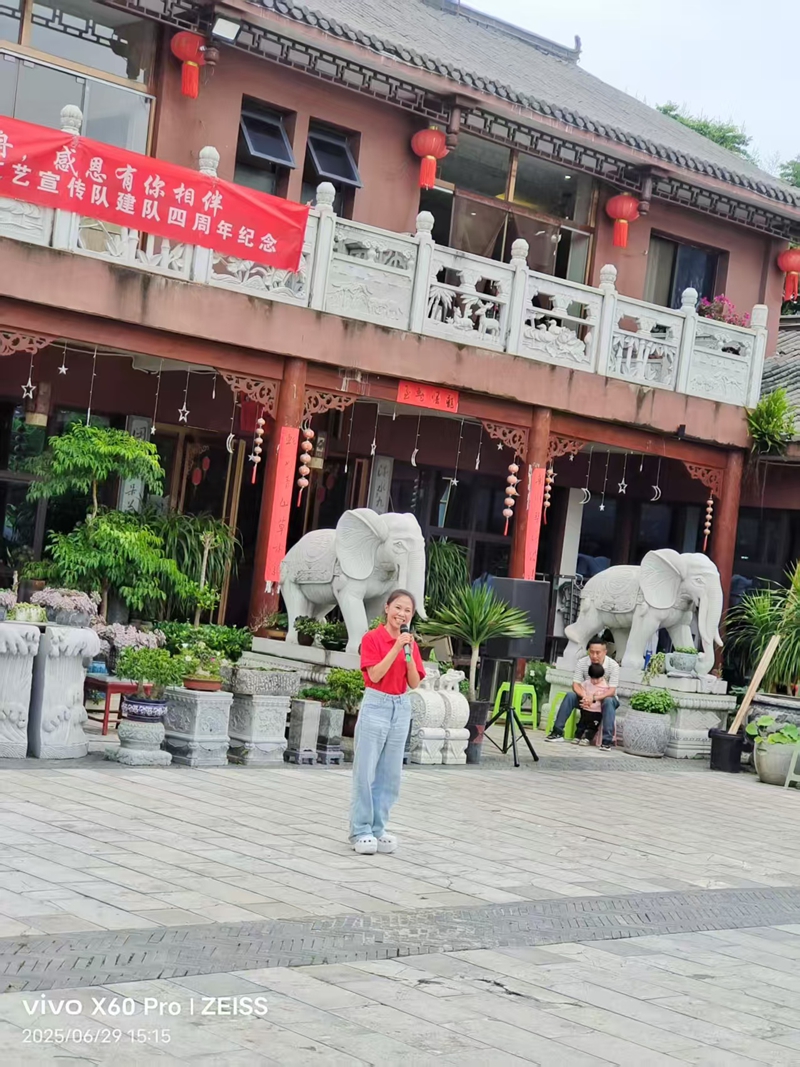 吳麗娜老師獨(dú)唱《再唱山歌給黨聽》。