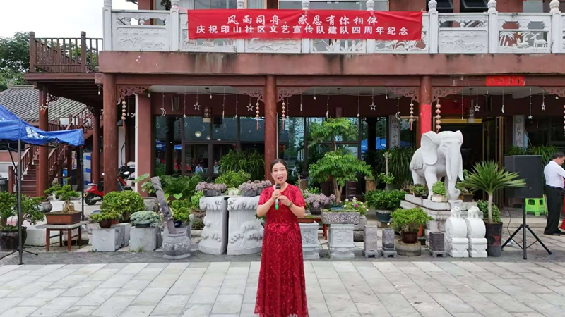 紫云自治縣印山社區(qū)文藝宣傳隊隊長張芬老師獨唱《家和萬事興》。