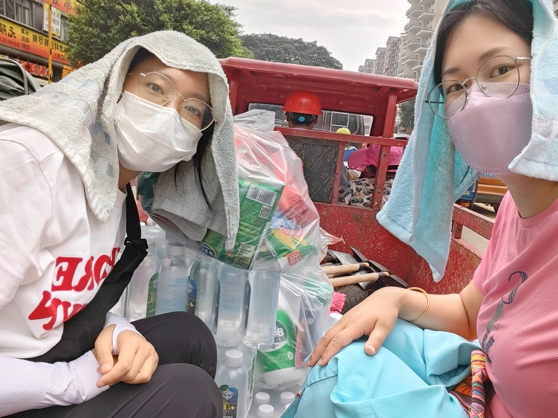 榕江縣稅務(wù)局黨員干部袁劍欣和蔣光慧利用三輪車將郊區(qū)購買的應(yīng)急物資運(yùn)送到單位。