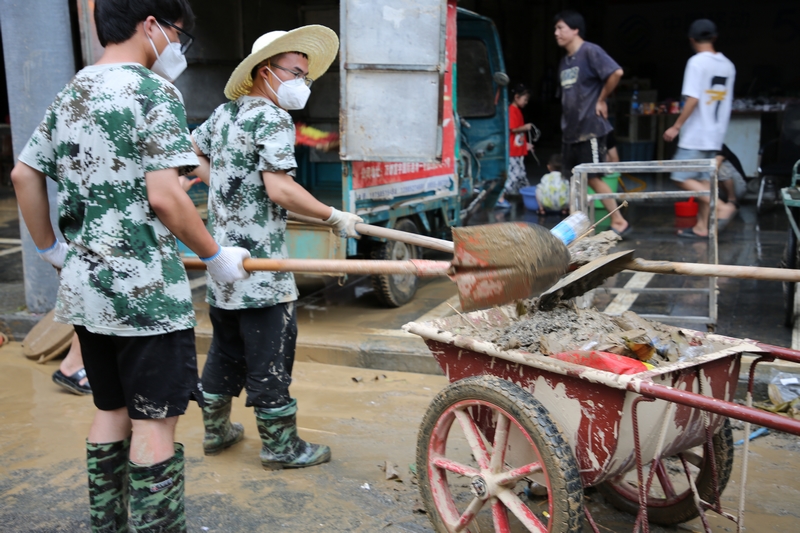 安排好駐村各項(xiàng)工作后，楊福兵奔赴榕江縣城參與全城災(zāi)后重建，到稅務(wù)網(wǎng)格區(qū)進(jìn)行垃圾清理和道路清洗工作。