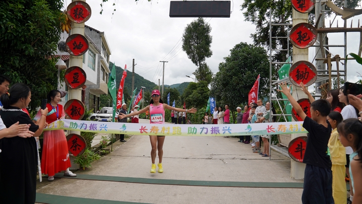 2025年6月28日茅天鎮(zhèn)“村跑”現(xiàn)場(chǎng)選手沖線。何芳 攝.JPG