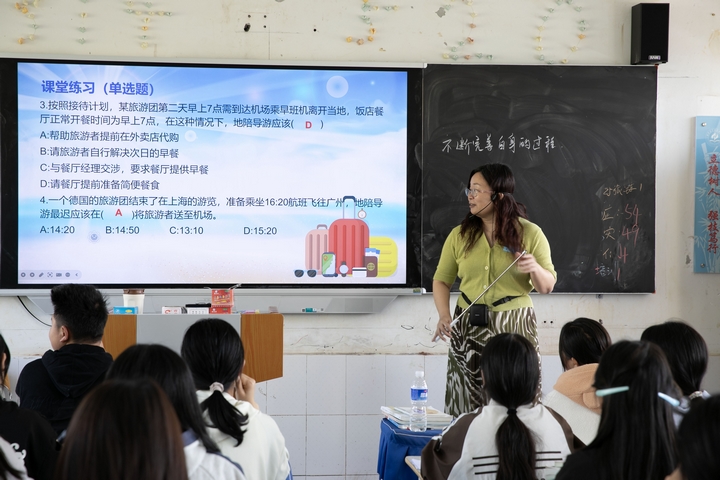幫扶教師崔嶸上課。陳春志 攝.jpg