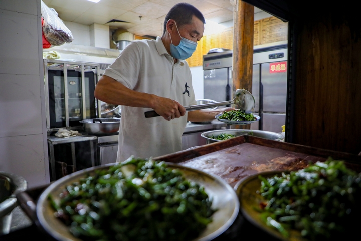 合約食堂的工作人員在準(zhǔn)備餐食.JPG