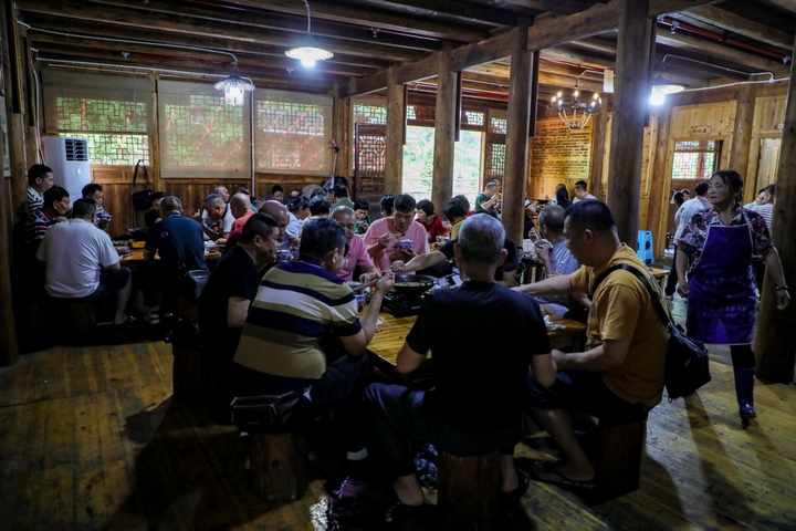 合約食堂里的酒席.JPG