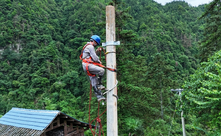 電力搶修人員在磻溪鎮(zhèn)搶修線路。羅崢銘攝
