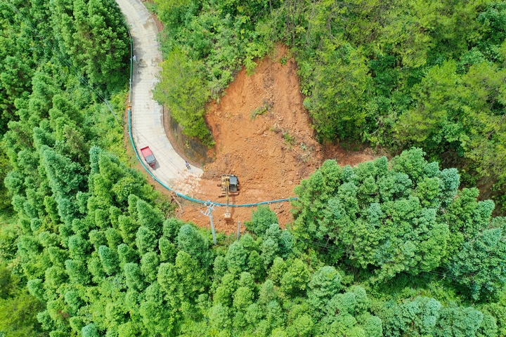 南明鎮(zhèn)道路塌方路段。姜澤光攝