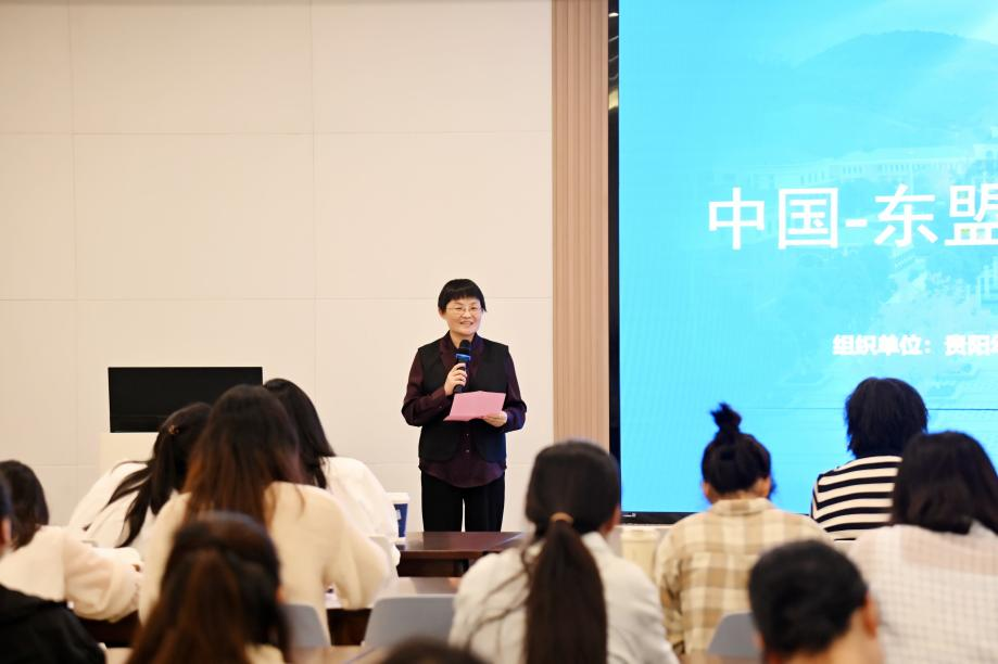 貴陽幼兒師范高等?？茖W校副校長潘麗芬致辭。