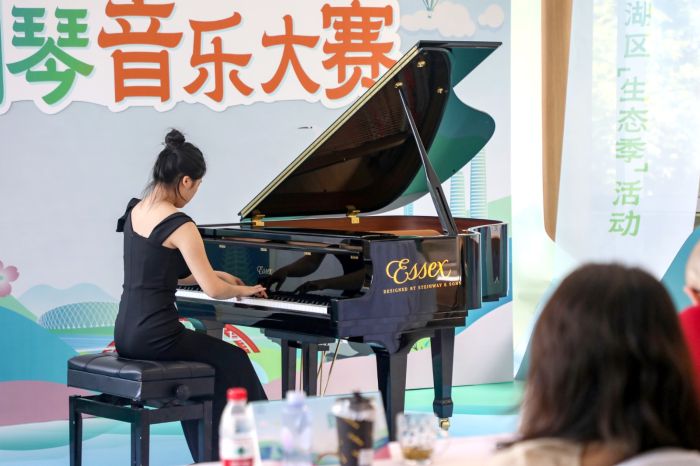 參賽選手依次上臺(tái)演奏。