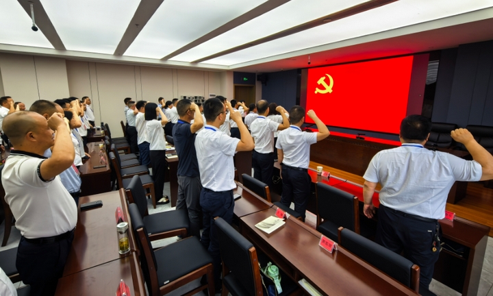 學(xué)員重溫入黨誓詞.jpg