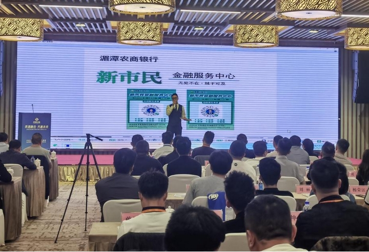 客戶經(jīng)理化身“金融講解者”。.jpg