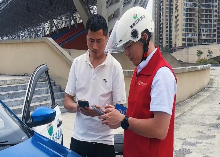 滴滴車司機在線上下單。.jpg