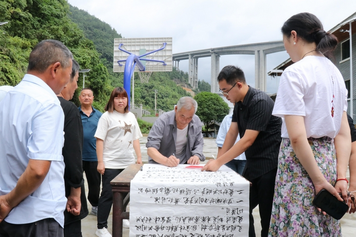 村民進(jìn)行村規(guī)民約簽訂.jpg